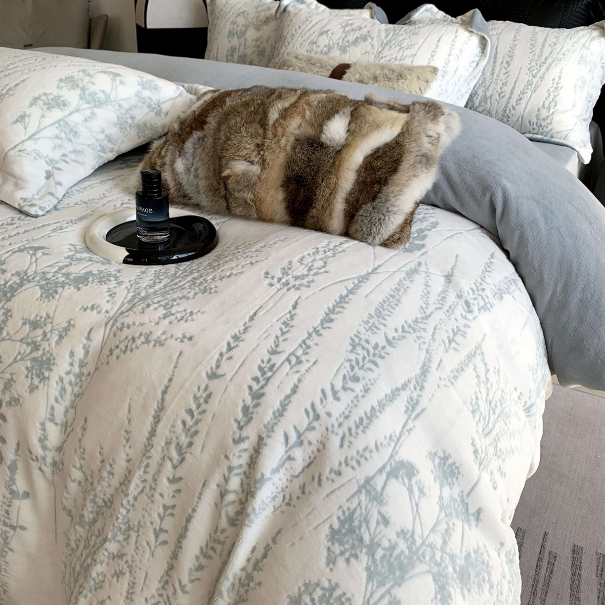 91家纺网 家纺一手货源 找家纺 莱豫家纺 2025秋冬新款加厚牛奶绒韩国雕花绒不静电不掉毛 樱花草蓝灰