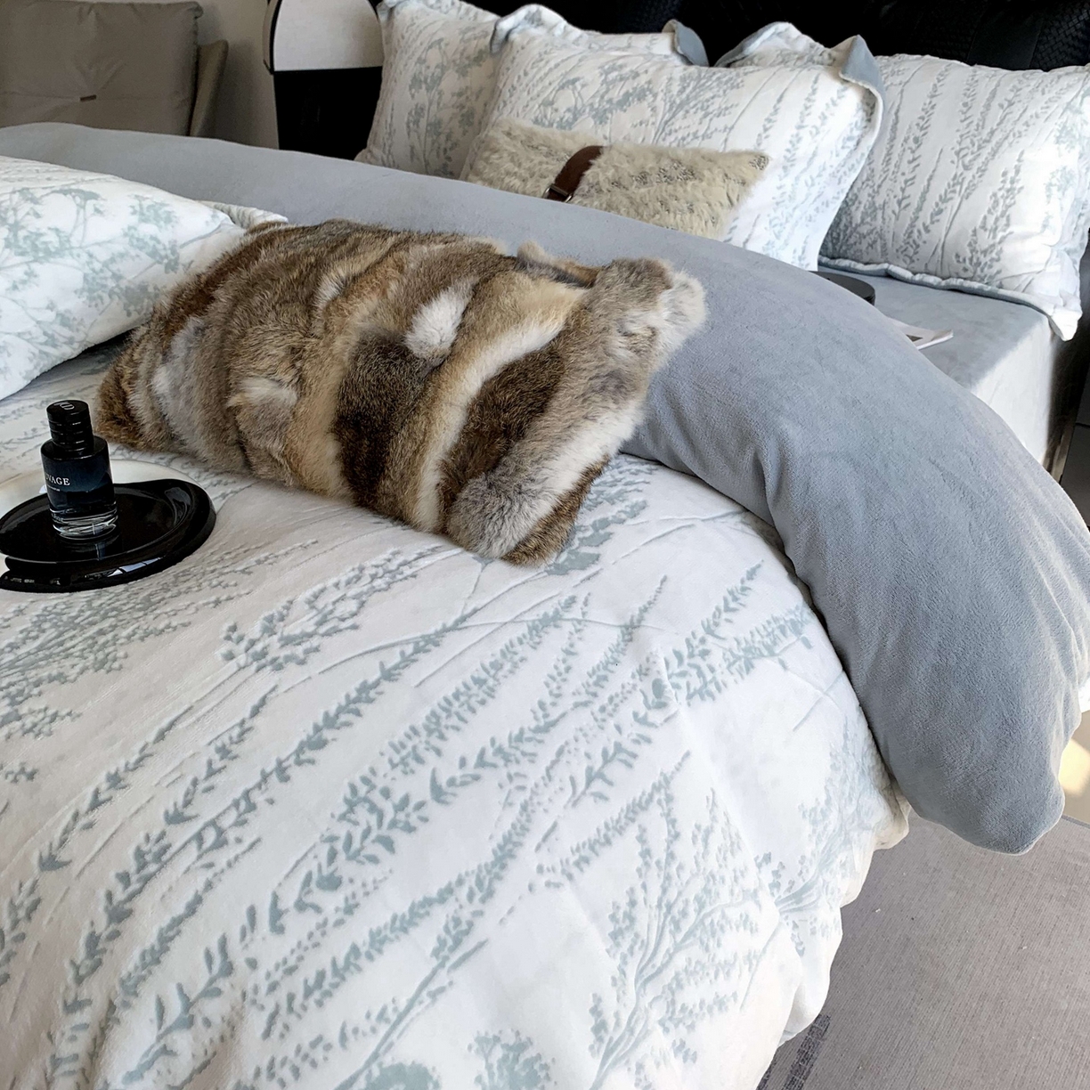 91家纺网 家纺一手货源 找家纺 莱豫家纺 2025秋冬新款加厚牛奶绒韩国雕花绒不静电不掉毛 樱花草蓝灰