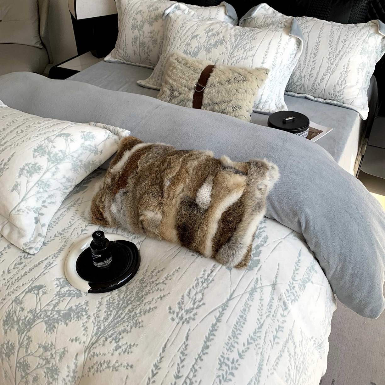 91家纺网 家纺一手货源 找家纺 莱豫家纺 2025秋冬新款加厚牛奶绒韩国雕花绒不静电不掉毛 樱花草蓝灰