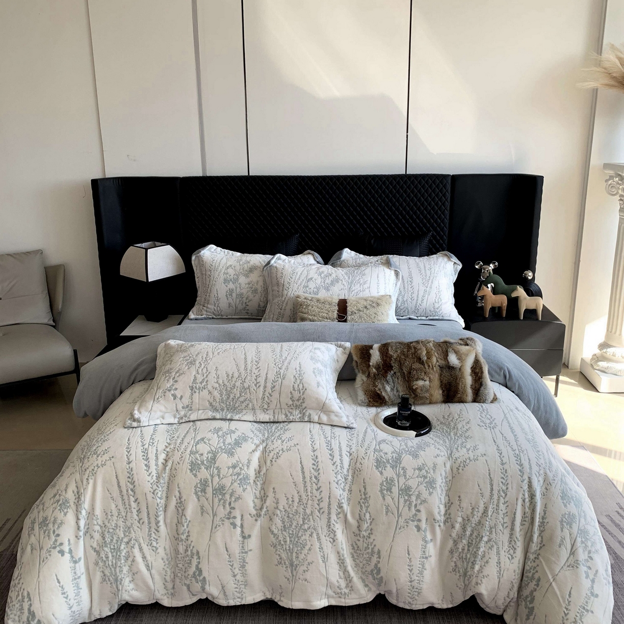 91家纺网 家纺一手货源 找家纺 莱豫家纺 2025秋冬新款加厚牛奶绒韩国雕花绒不静电不掉毛 樱花草蓝灰