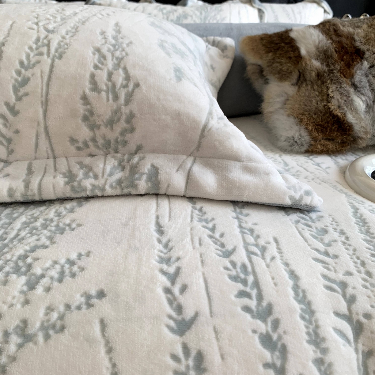 91家纺网 家纺一手货源 找家纺 莱豫家纺 2025秋冬新款加厚牛奶绒韩国雕花绒不静电不掉毛 樱花草蓝灰