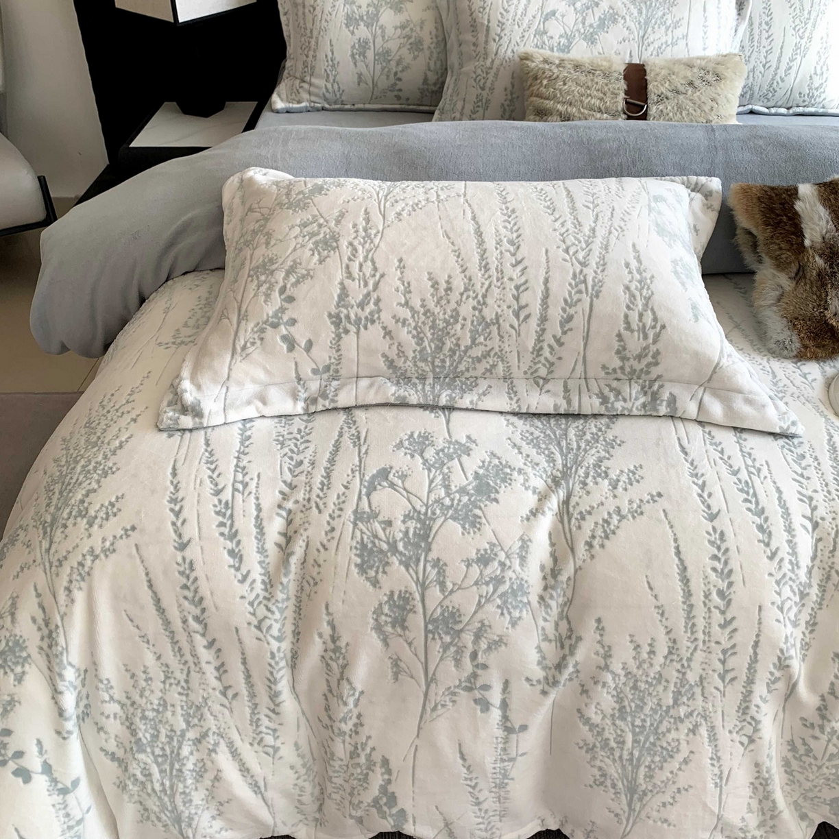 91家纺网 家纺一手货源 找家纺 莱豫家纺 2025秋冬新款加厚牛奶绒韩国雕花绒不静电不掉毛 樱花草蓝灰