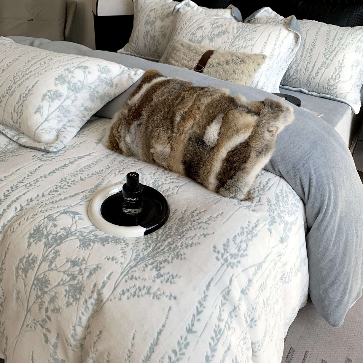 91家纺网 家纺一手货源 找家纺 莱豫家纺 2025秋冬新款加厚牛奶绒韩国雕花绒不静电不掉毛 樱花草蓝灰