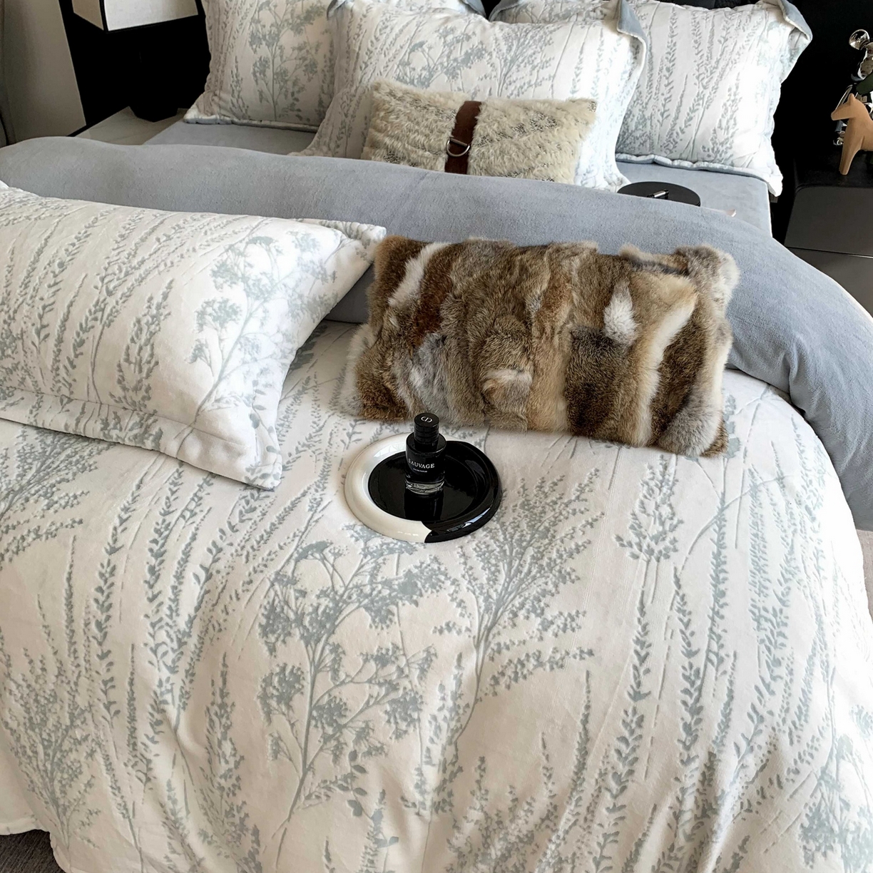 91家纺网 家纺一手货源 找家纺 莱豫家纺 2025秋冬新款加厚牛奶绒韩国雕花绒不静电不掉毛 樱花草蓝灰