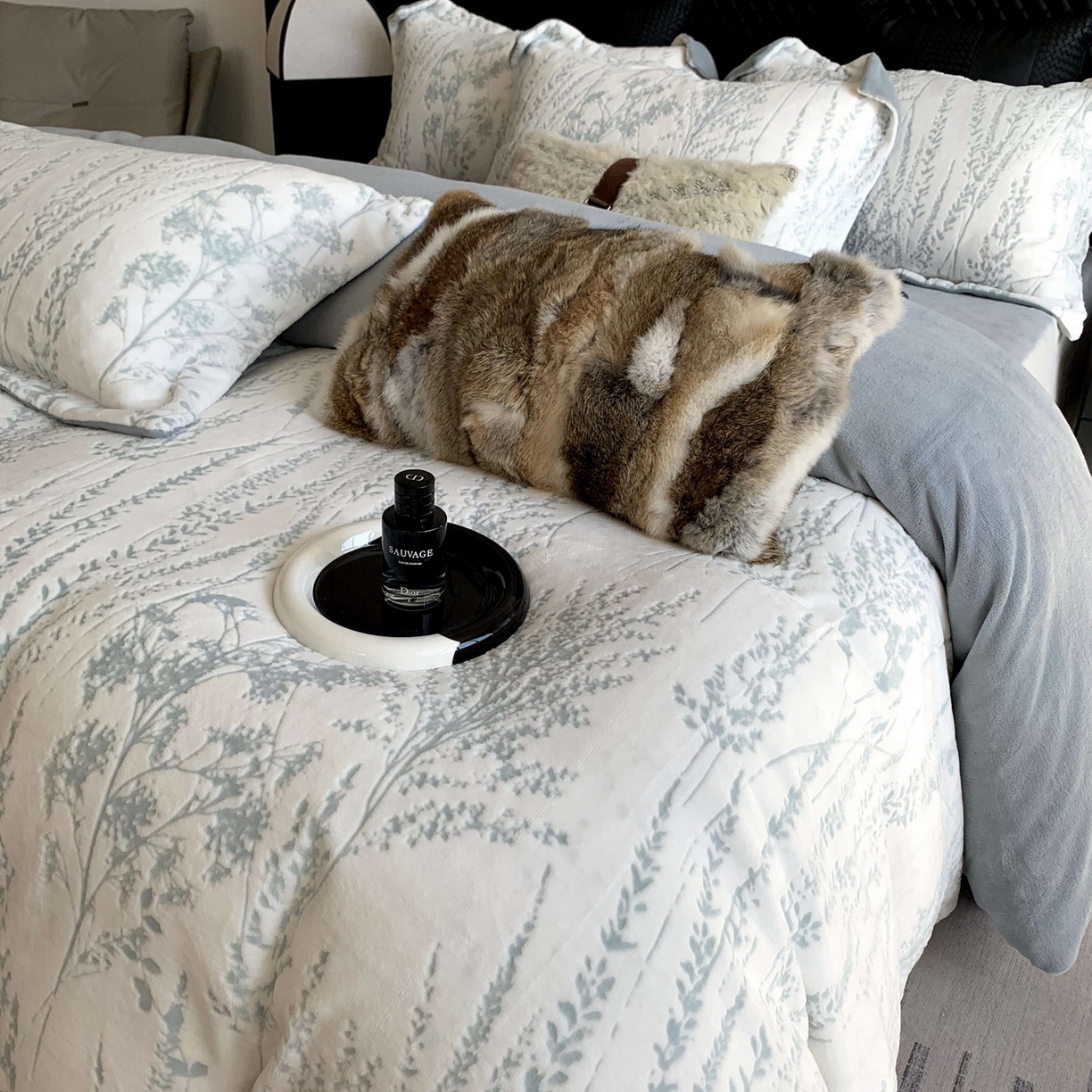 91家纺网 家纺一手货源 找家纺 莱豫家纺 2025秋冬新款加厚牛奶绒韩国雕花绒不静电不掉毛 樱花草蓝灰