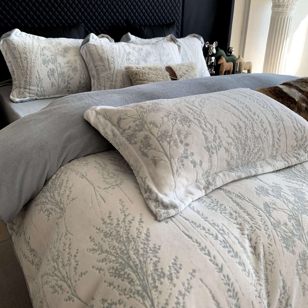 91家纺网 家纺一手货源 找家纺 莱豫家纺 2025秋冬新款加厚牛奶绒韩国雕花绒不静电不掉毛 樱花草蓝灰