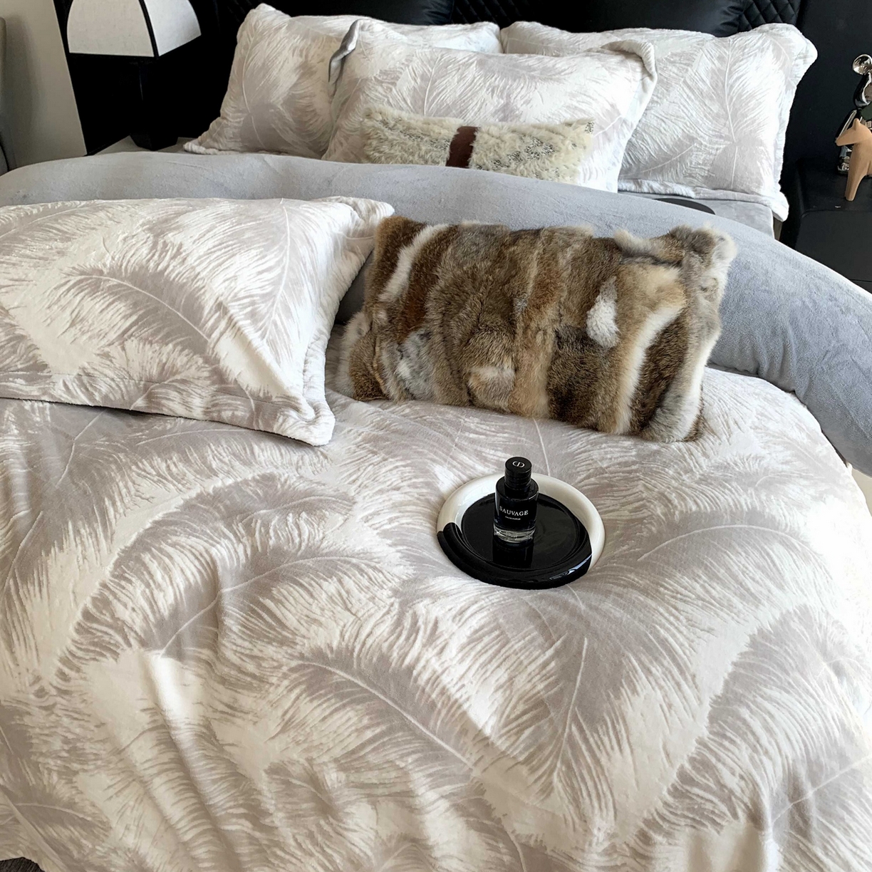 91家纺网 家纺一手货源 找家纺 莱豫家纺 2025秋冬新款加厚牛奶绒韩国雕花绒不静电不掉毛 羽毛灰