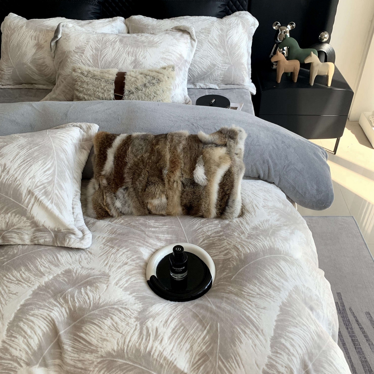 91家纺网 家纺一手货源 找家纺 莱豫家纺 2025秋冬新款加厚牛奶绒韩国雕花绒不静电不掉毛 羽毛灰