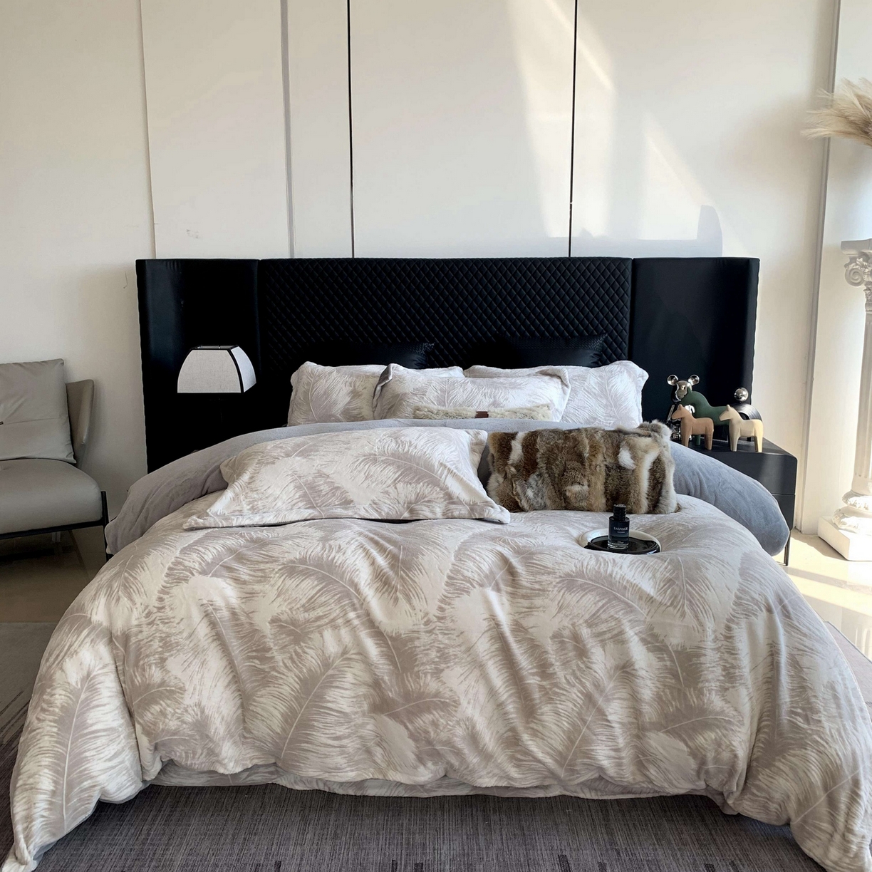 91家纺网 家纺一手货源 找家纺 莱豫家纺 2025秋冬新款加厚牛奶绒韩国雕花绒不静电不掉毛 羽毛灰