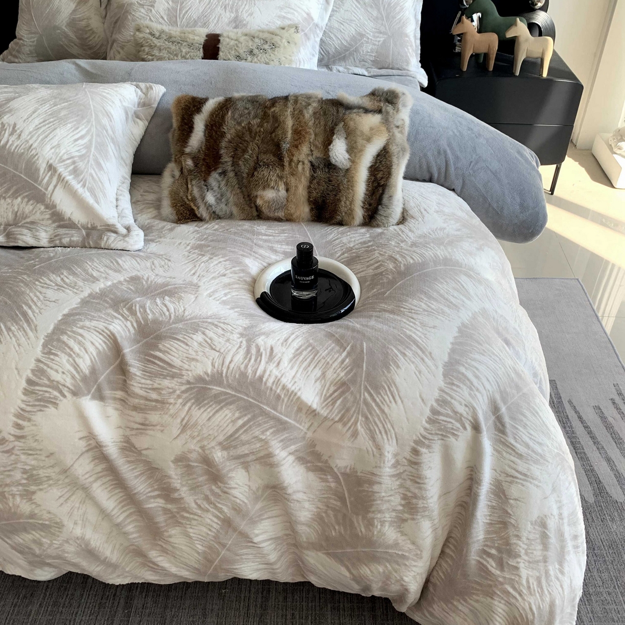 91家纺网 家纺一手货源 找家纺 莱豫家纺 2025秋冬新款加厚牛奶绒韩国雕花绒不静电不掉毛 羽毛灰