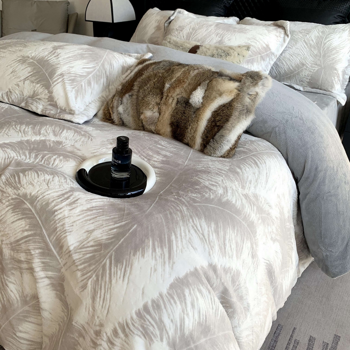 91家纺网 家纺一手货源 找家纺 莱豫家纺 2025秋冬新款加厚牛奶绒韩国雕花绒不静电不掉毛 羽毛灰