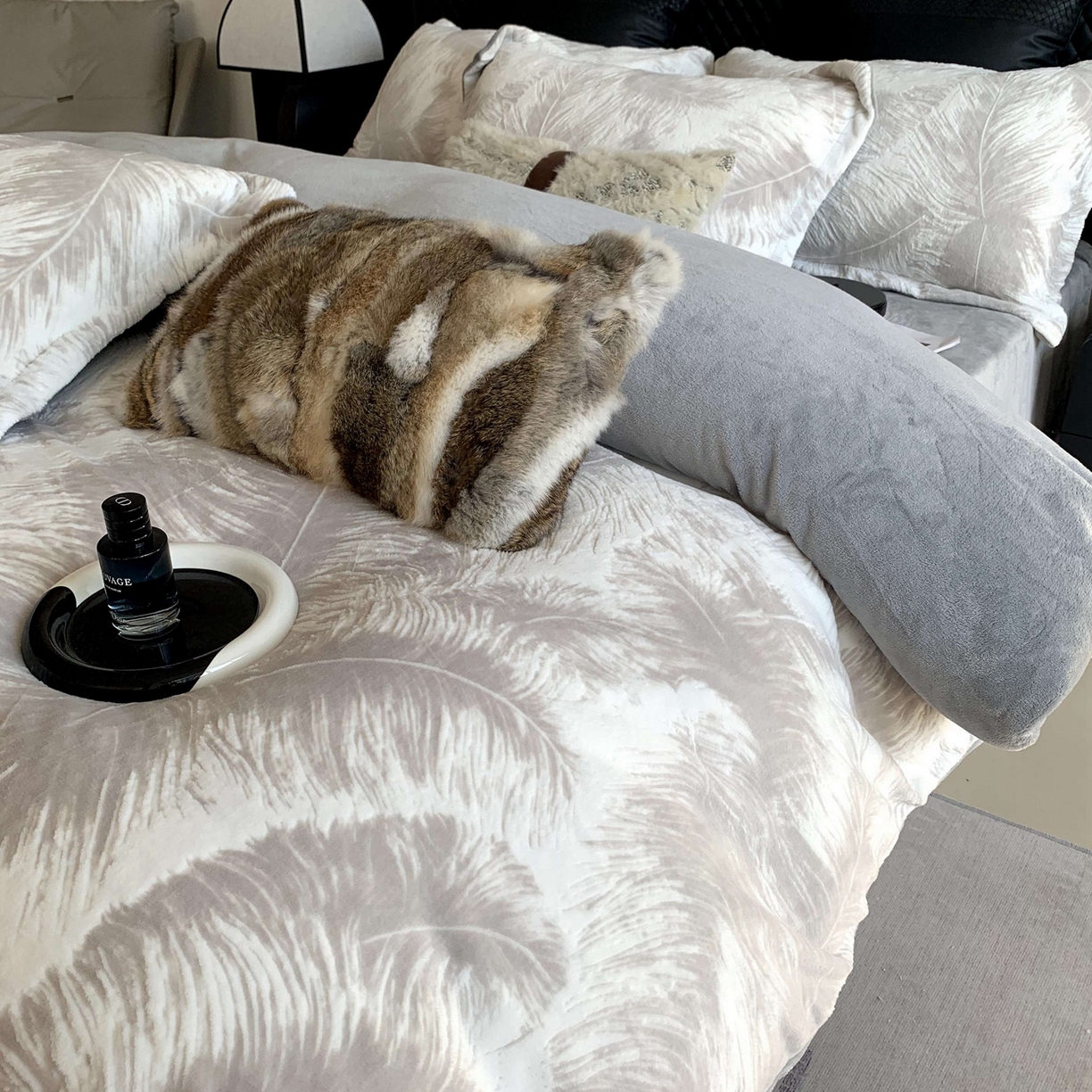 91家纺网 家纺一手货源 找家纺 莱豫家纺 2025秋冬新款加厚牛奶绒韩国雕花绒不静电不掉毛 羽毛灰