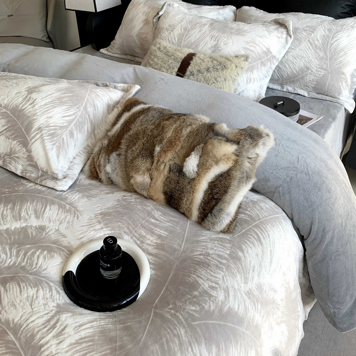 91家纺网 家纺一手货源 找家纺 莱豫家纺 2025秋冬新款加厚牛奶绒韩国雕花绒不静电不掉毛 羽毛灰