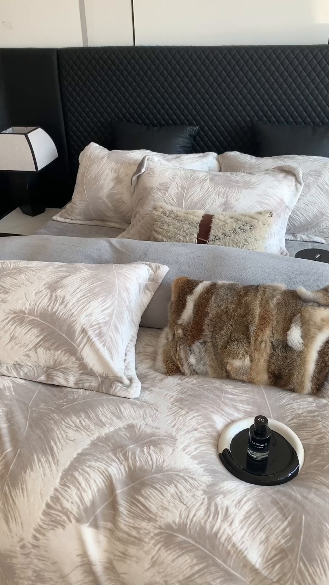 91家纺网 家纺一手货源 找家纺 莱豫家纺 2025秋冬新款加厚牛奶绒韩国雕花绒不静电不掉毛 羽毛灰