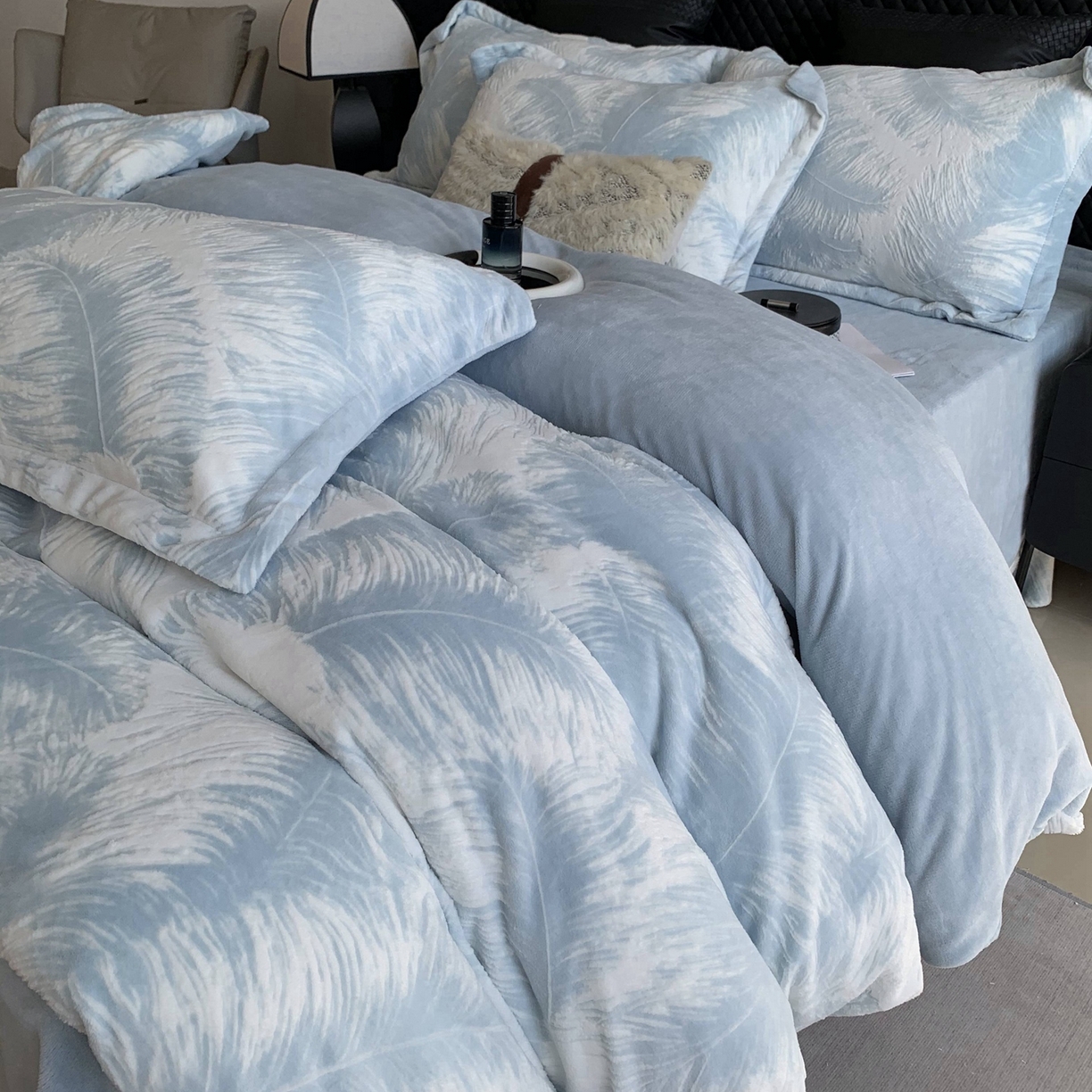 莱豫家纺 2025秋冬新款加厚牛奶绒韩国雕花绒不静电不掉毛 羽毛蓝