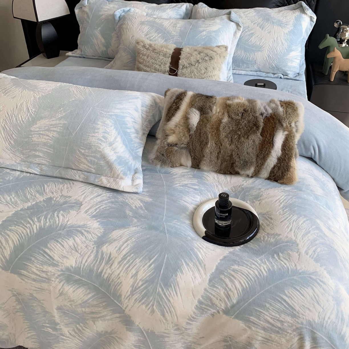 91家纺网 家纺一手货源 找家纺 莱豫家纺 2025秋冬新款加厚牛奶绒韩国雕花绒不静电不掉毛 羽毛蓝