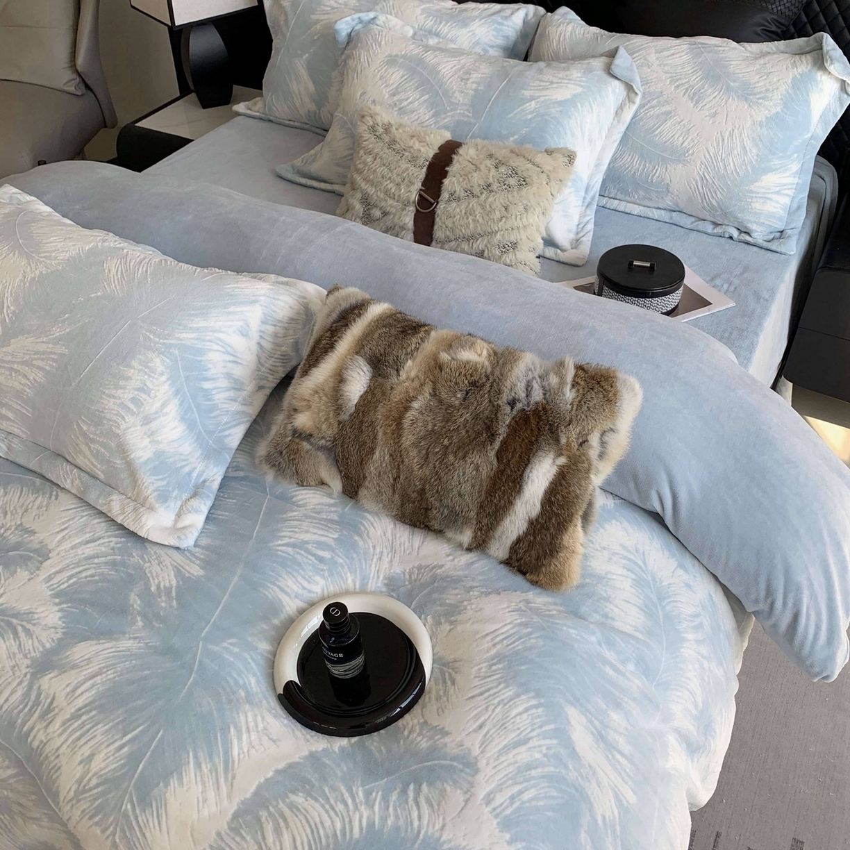 91家纺网 家纺一手货源 找家纺 莱豫家纺 2025秋冬新款加厚牛奶绒韩国雕花绒不静电不掉毛 羽毛蓝