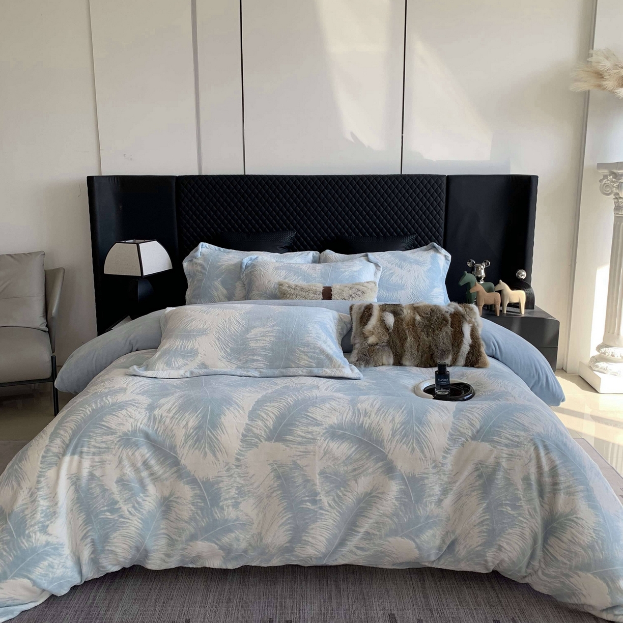 91家纺网 家纺一手货源 找家纺 莱豫家纺 2025秋冬新款加厚牛奶绒韩国雕花绒不静电不掉毛 羽毛蓝