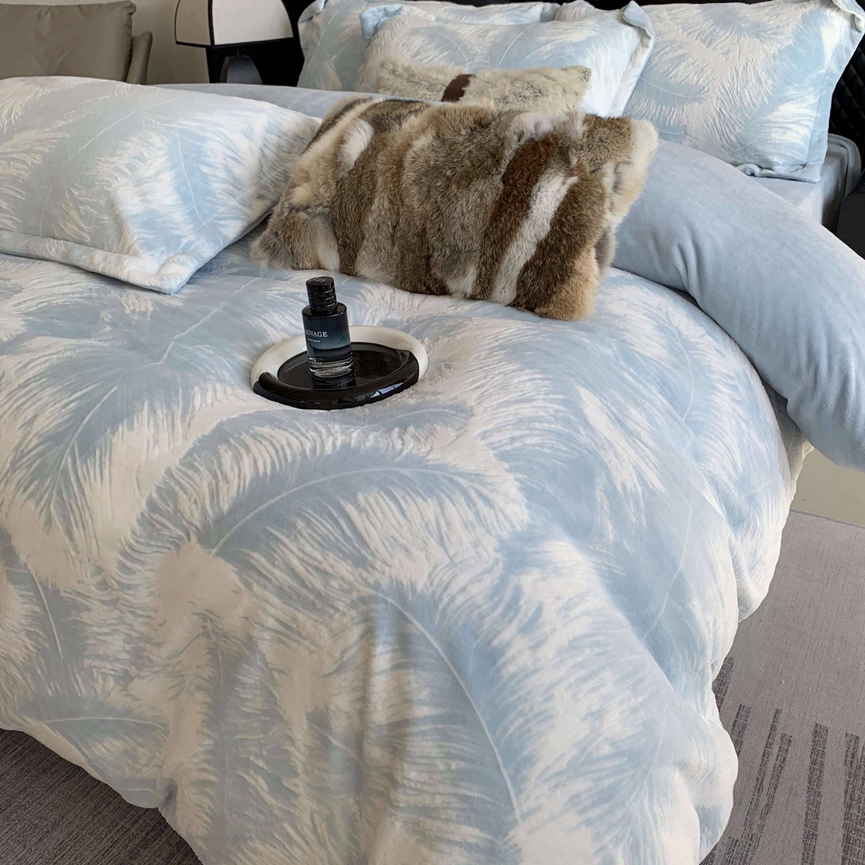 91家纺网 家纺一手货源 找家纺 莱豫家纺 2025秋冬新款加厚牛奶绒韩国雕花绒不静电不掉毛 羽毛蓝