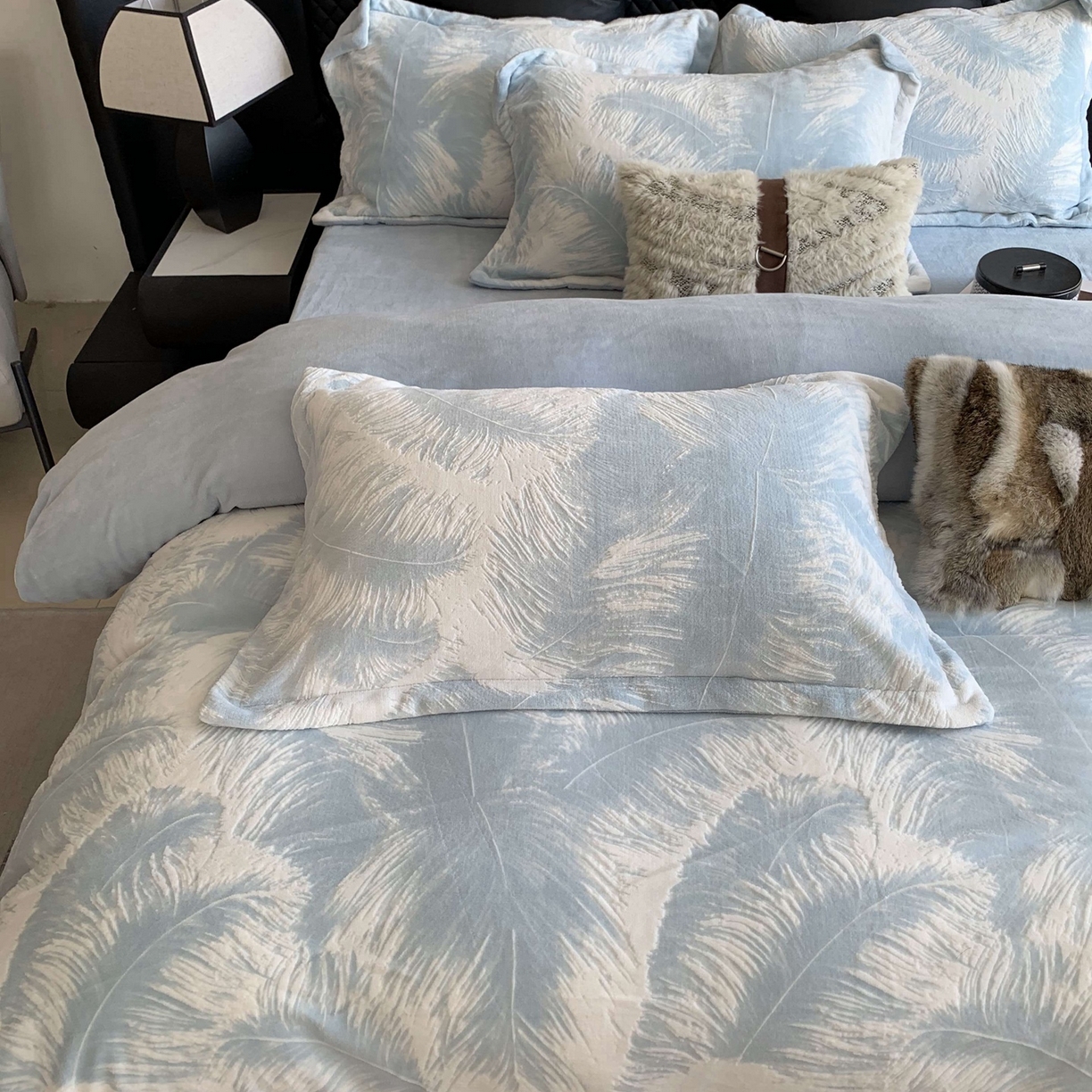 91家纺网 家纺一手货源 找家纺 莱豫家纺 2025秋冬新款加厚牛奶绒韩国雕花绒不静电不掉毛 羽毛蓝