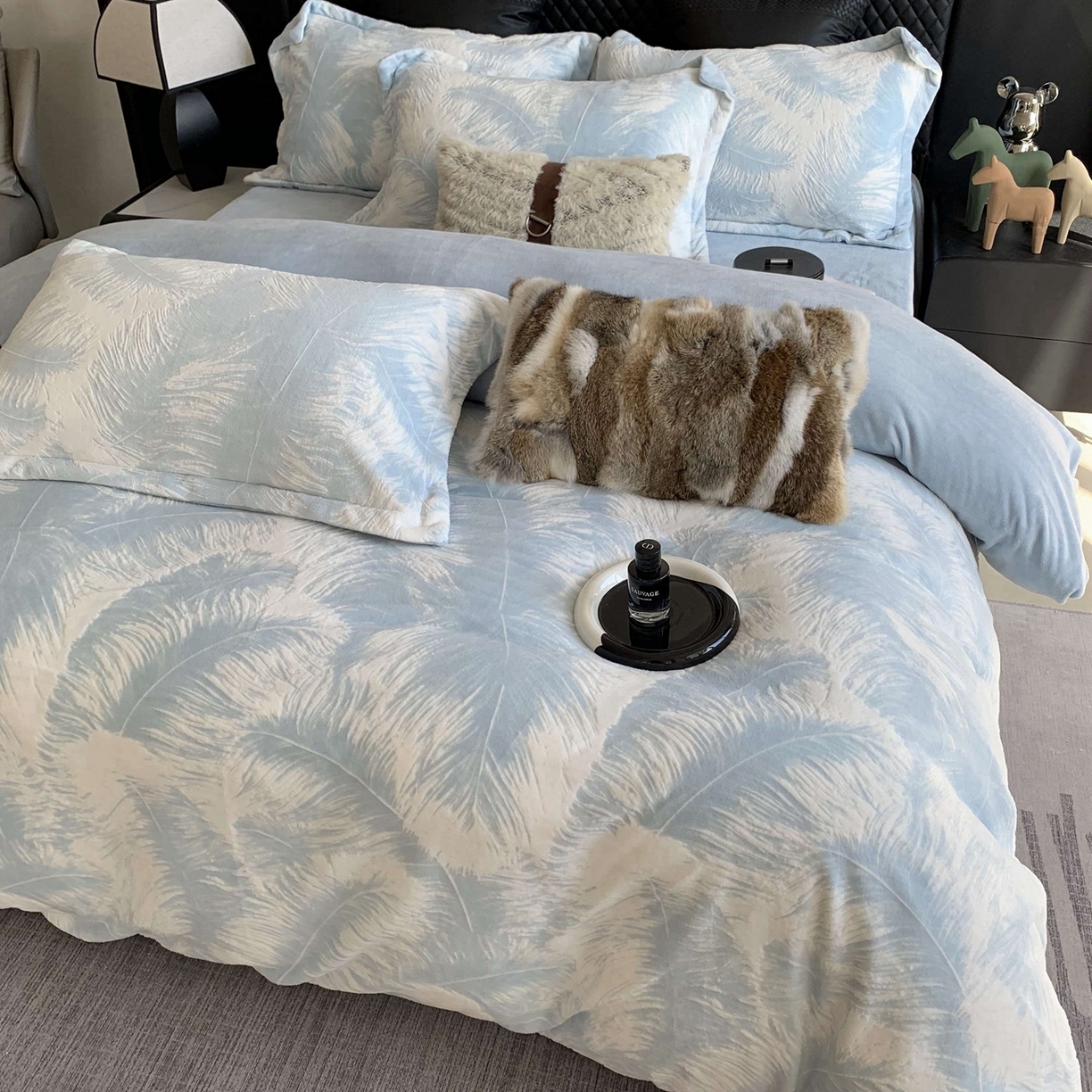 91家纺网 家纺一手货源 找家纺 莱豫家纺 2025秋冬新款加厚牛奶绒韩国雕花绒不静电不掉毛 羽毛蓝