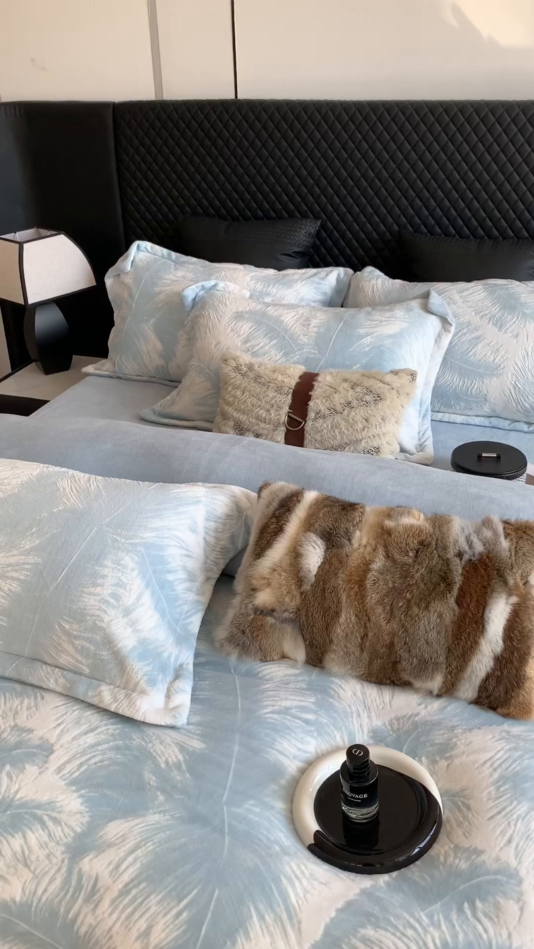 91家纺网 家纺一手货源 找家纺 莱豫家纺 2025秋冬新款加厚牛奶绒韩国雕花绒不静电不掉毛 羽毛蓝