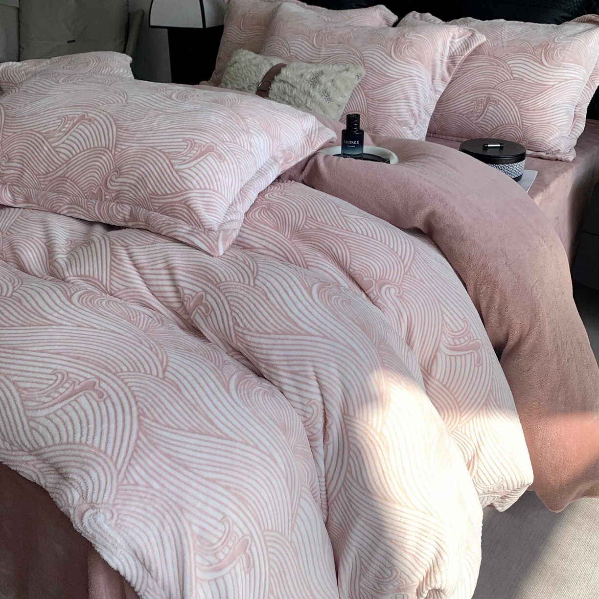 91家纺网 家纺一手货源 找家纺 莱豫家纺 2025秋冬新款加厚牛奶绒韩国雕花绒不静电不掉毛 云海豆沙