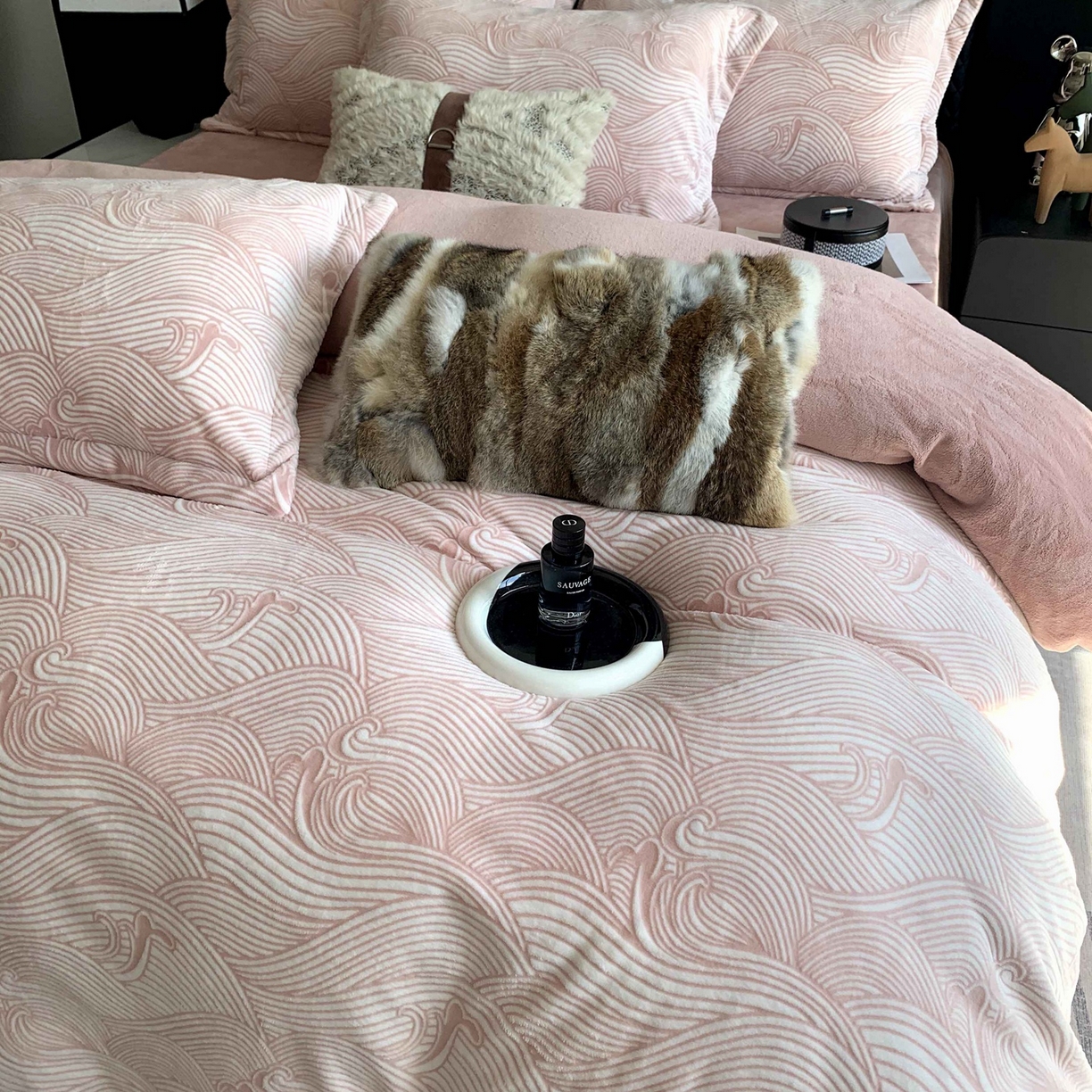 91家纺网 家纺一手货源 找家纺 莱豫家纺 2025秋冬新款加厚牛奶绒韩国雕花绒不静电不掉毛 云海豆沙