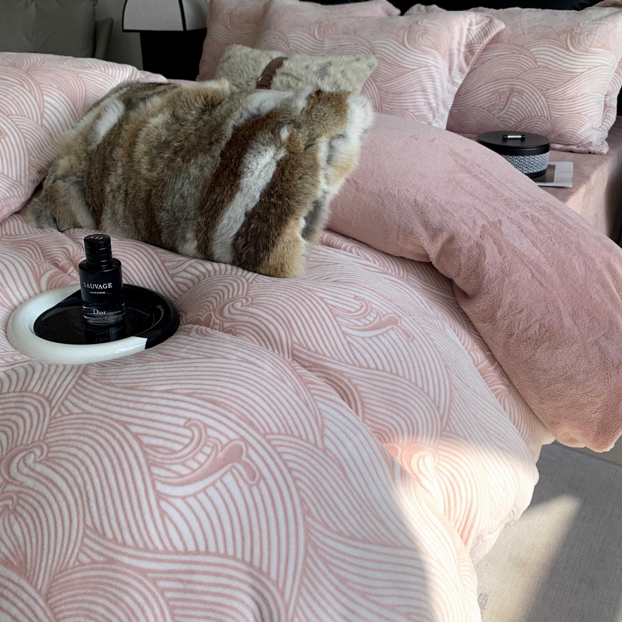 91家纺网 家纺一手货源 找家纺 莱豫家纺 2025秋冬新款加厚牛奶绒韩国雕花绒不静电不掉毛 云海豆沙