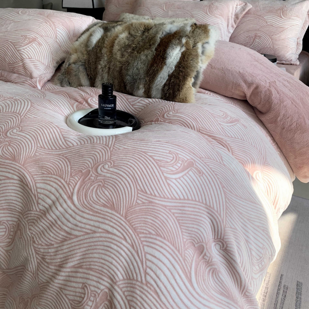 91家纺网 家纺一手货源 找家纺 莱豫家纺 2025秋冬新款加厚牛奶绒韩国雕花绒不静电不掉毛 云海豆沙