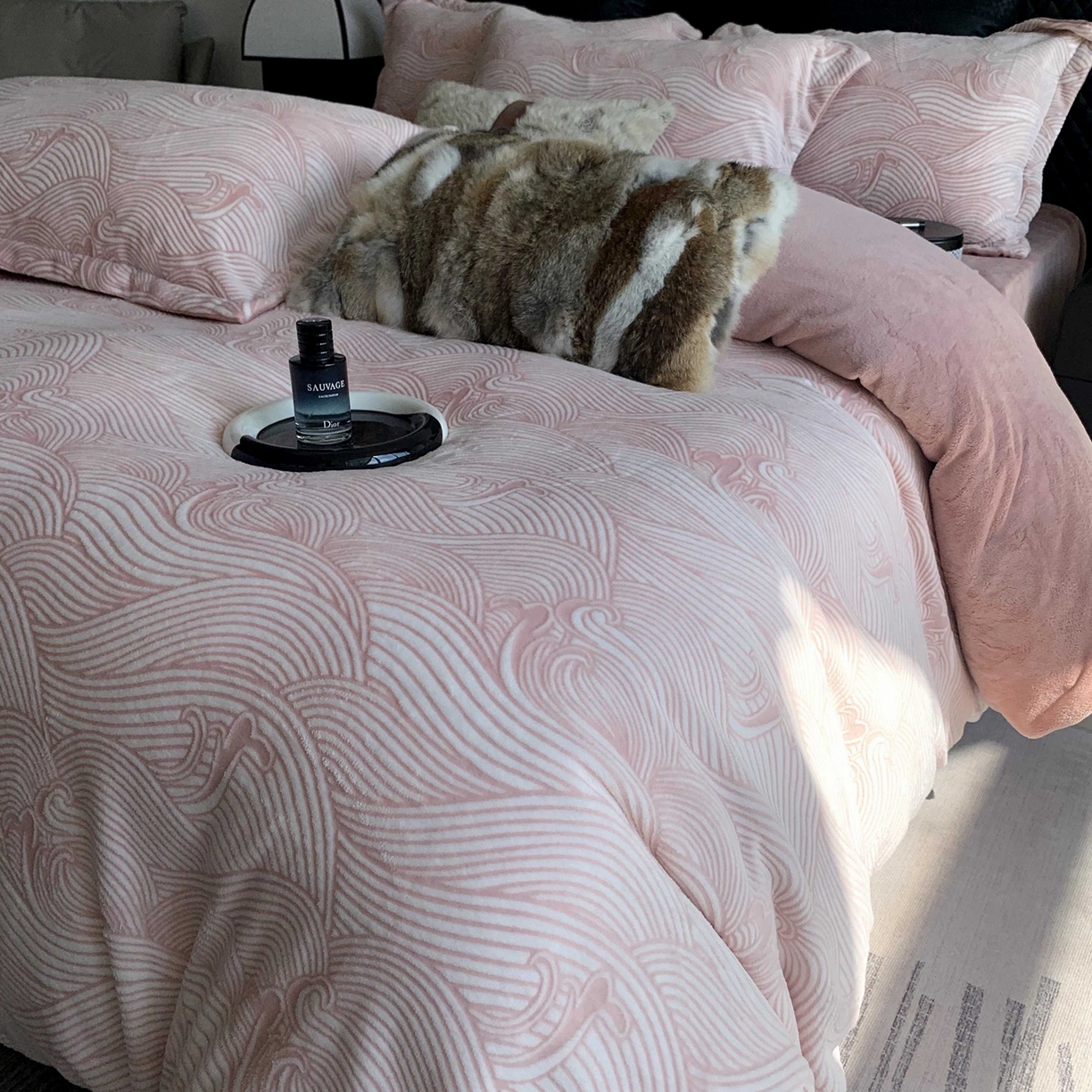 91家纺网 家纺一手货源 找家纺 莱豫家纺 2025秋冬新款加厚牛奶绒韩国雕花绒不静电不掉毛 云海豆沙