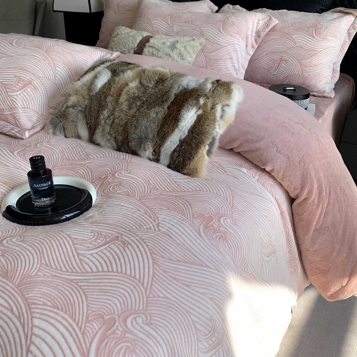 91家纺网 家纺一手货源 找家纺 莱豫家纺 2025秋冬新款加厚牛奶绒韩国雕花绒不静电不掉毛 云海豆沙