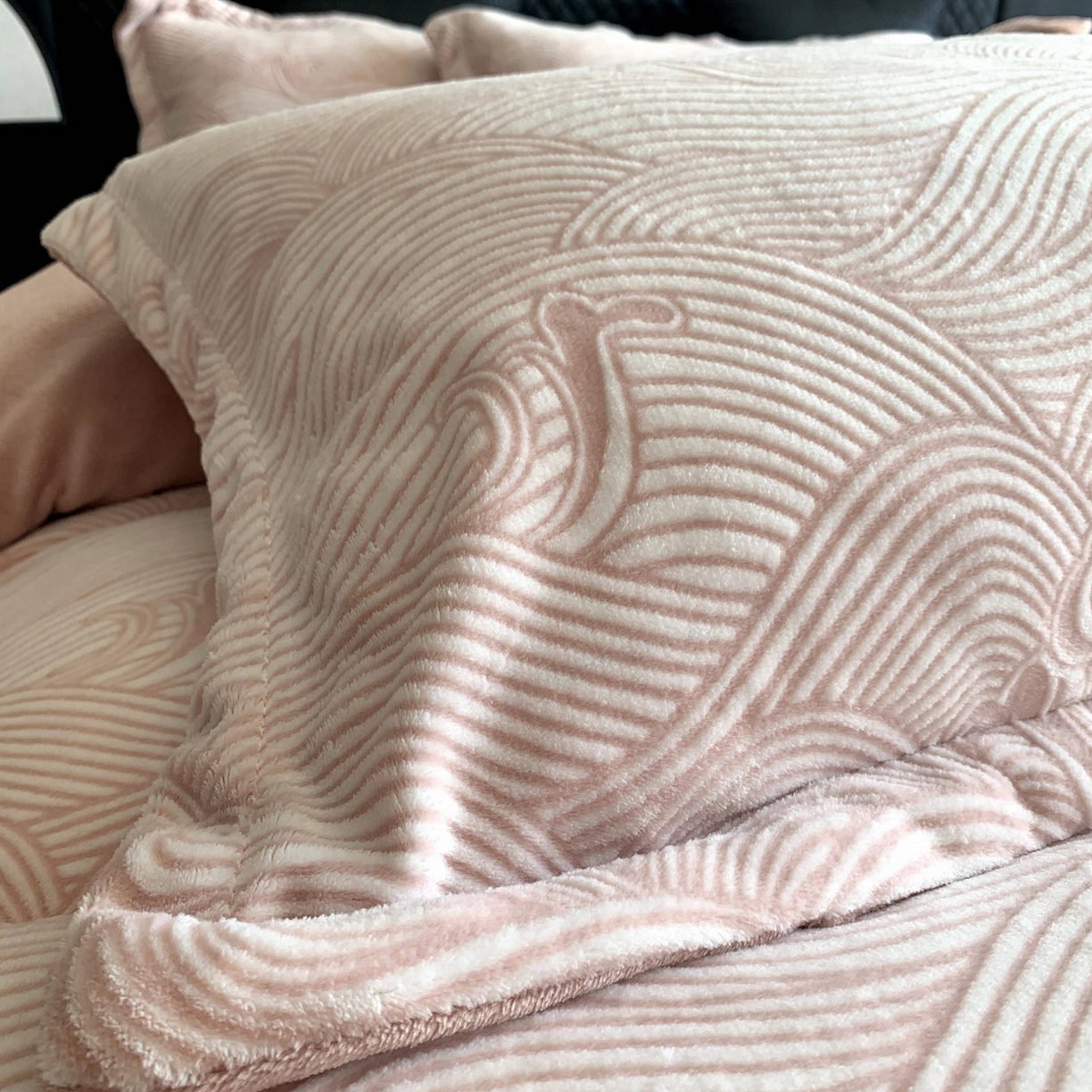 91家纺网 家纺一手货源 找家纺 莱豫家纺 2025秋冬新款加厚牛奶绒韩国雕花绒不静电不掉毛 云海豆沙