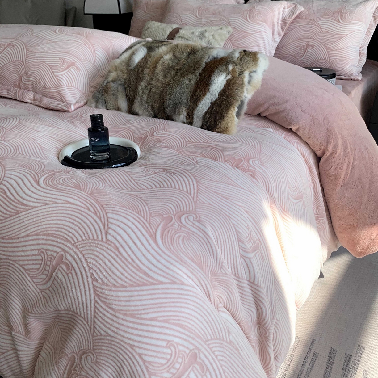 91家纺网 家纺一手货源 找家纺 莱豫家纺 2025秋冬新款加厚牛奶绒韩国雕花绒不静电不掉毛 云海豆沙