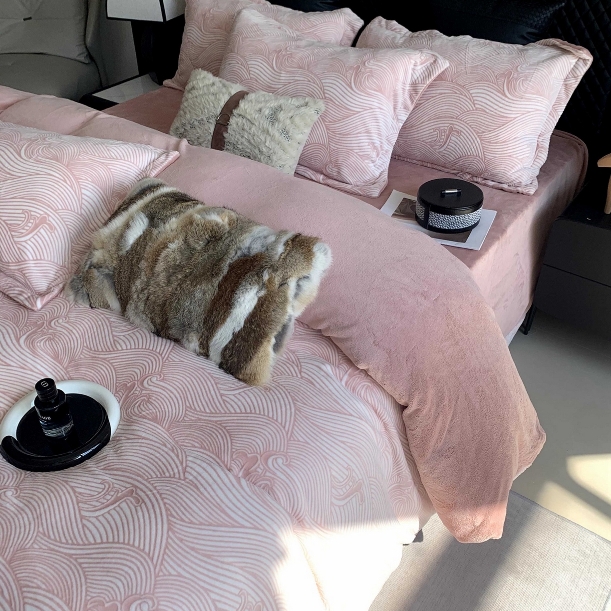 91家纺网 家纺一手货源 找家纺 莱豫家纺 2025秋冬新款加厚牛奶绒韩国雕花绒不静电不掉毛 云海豆沙