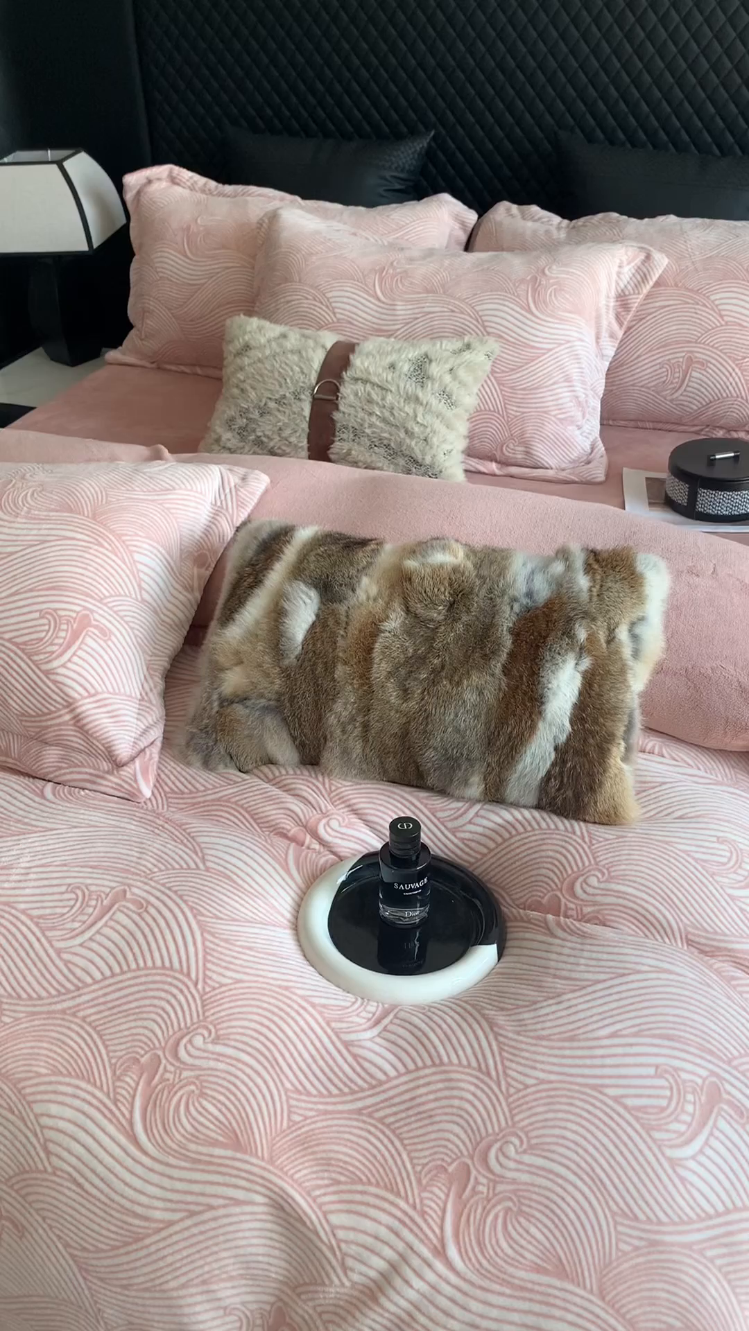 91家纺网 家纺一手货源 找家纺 莱豫家纺 2025秋冬新款加厚牛奶绒韩国雕花绒不静电不掉毛 云海豆沙