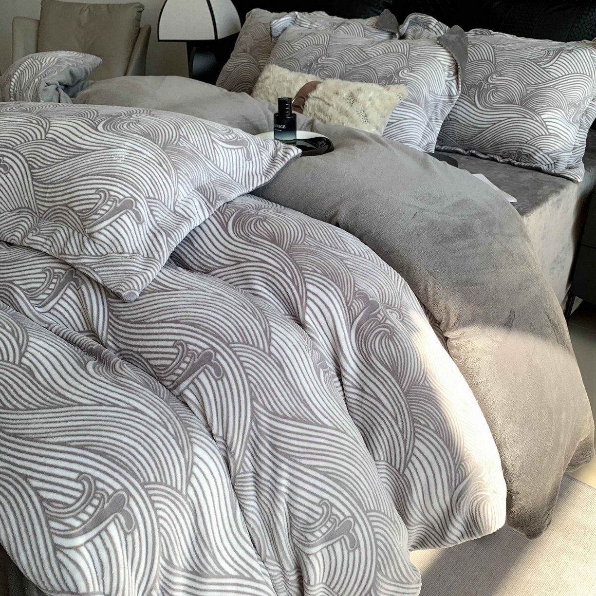 莱豫家纺 2025秋冬新款加厚牛奶绒韩国雕花绒不静电不掉毛 云海灰