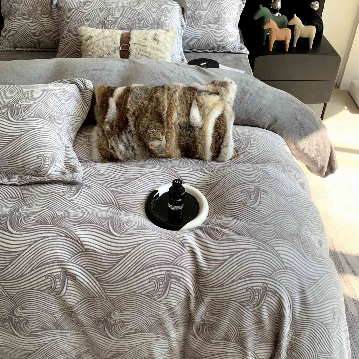 91家纺网 家纺一手货源 找家纺 莱豫家纺 2025秋冬新款加厚牛奶绒韩国雕花绒不静电不掉毛 云海灰