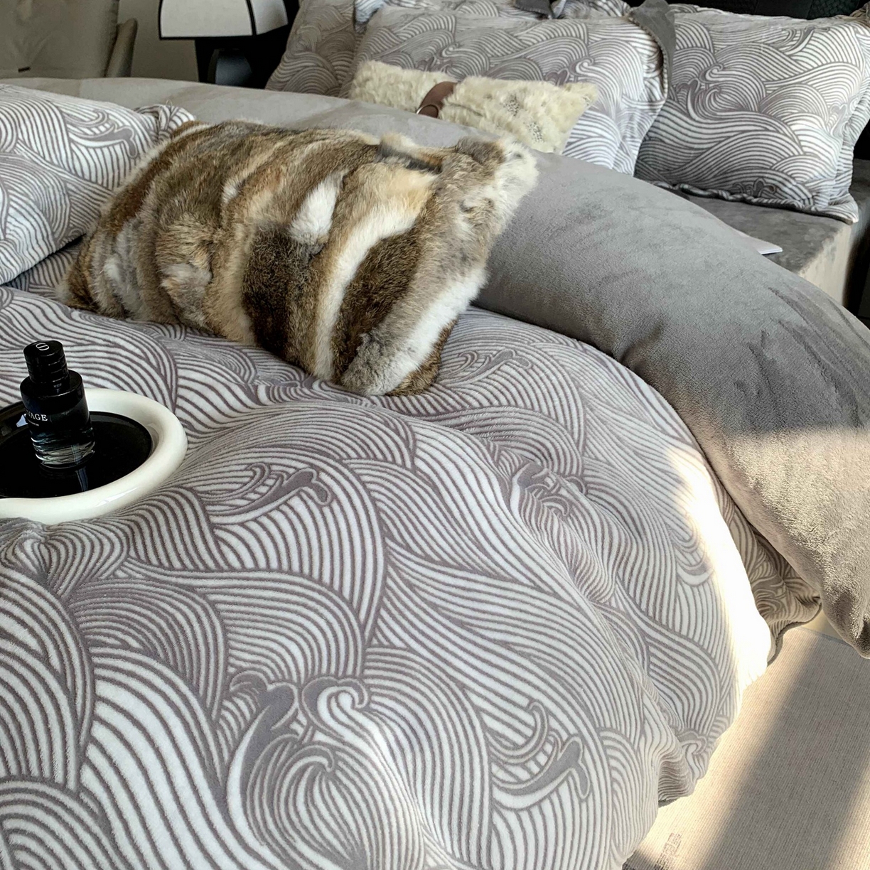 91家纺网 家纺一手货源 找家纺 莱豫家纺 2025秋冬新款加厚牛奶绒韩国雕花绒不静电不掉毛 云海灰