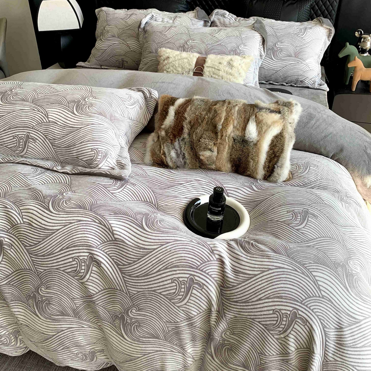 91家纺网 家纺一手货源 找家纺 莱豫家纺 2025秋冬新款加厚牛奶绒韩国雕花绒不静电不掉毛 云海灰