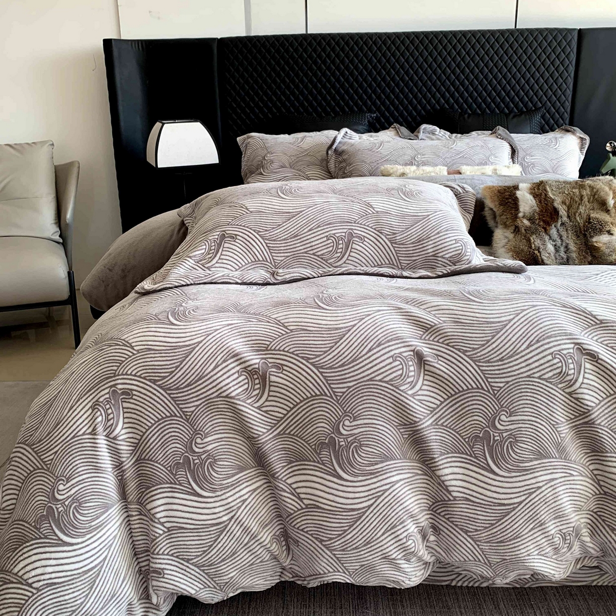 91家纺网 家纺一手货源 找家纺 莱豫家纺 2025秋冬新款加厚牛奶绒韩国雕花绒不静电不掉毛 云海灰