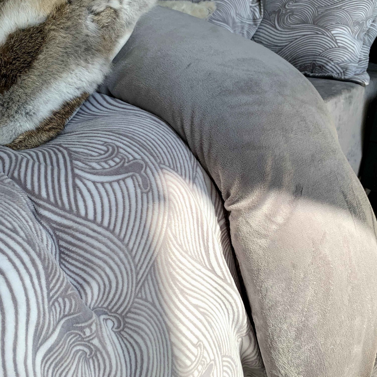 91家纺网 家纺一手货源 找家纺 莱豫家纺 2025秋冬新款加厚牛奶绒韩国雕花绒不静电不掉毛 云海灰