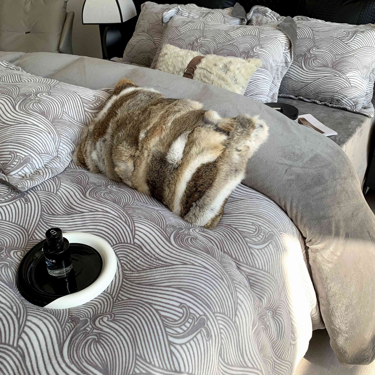 91家纺网 家纺一手货源 找家纺 莱豫家纺 2025秋冬新款加厚牛奶绒韩国雕花绒不静电不掉毛 云海灰