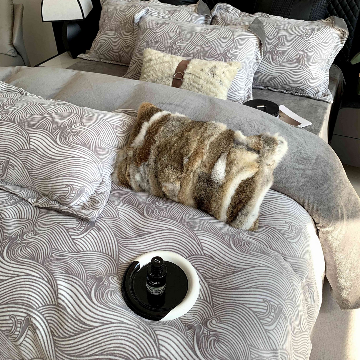 91家纺网 家纺一手货源 找家纺 莱豫家纺 2025秋冬新款加厚牛奶绒韩国雕花绒不静电不掉毛 云海灰