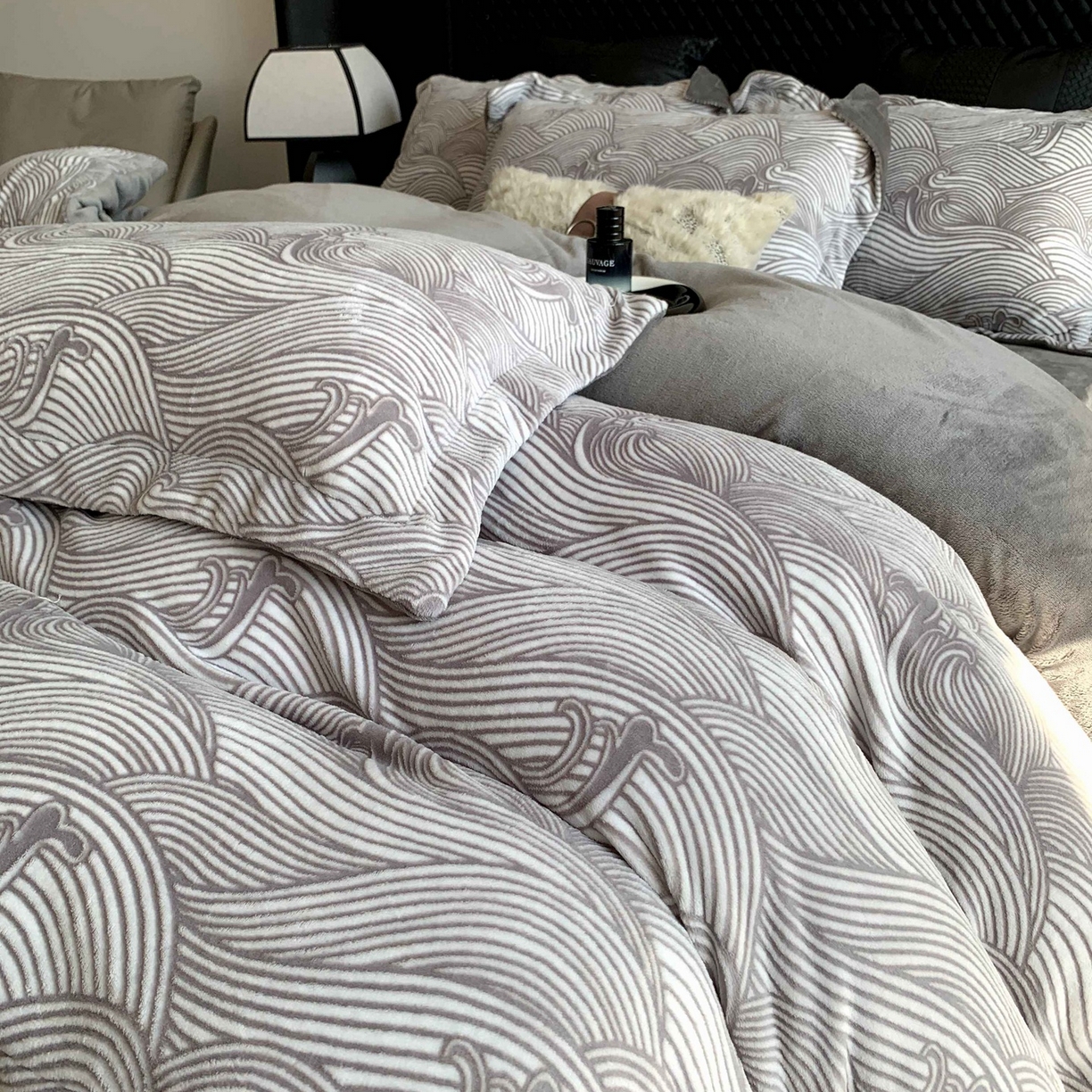 91家纺网 家纺一手货源 找家纺 莱豫家纺 2025秋冬新款加厚牛奶绒韩国雕花绒不静电不掉毛 云海灰