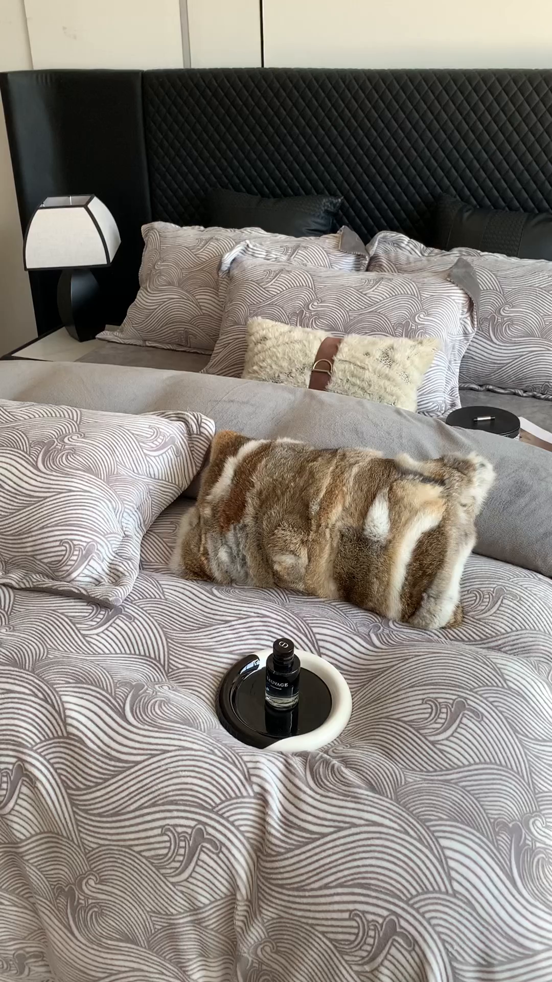 91家纺网 家纺一手货源 找家纺 莱豫家纺 2025秋冬新款加厚牛奶绒韩国雕花绒不静电不掉毛 云海灰