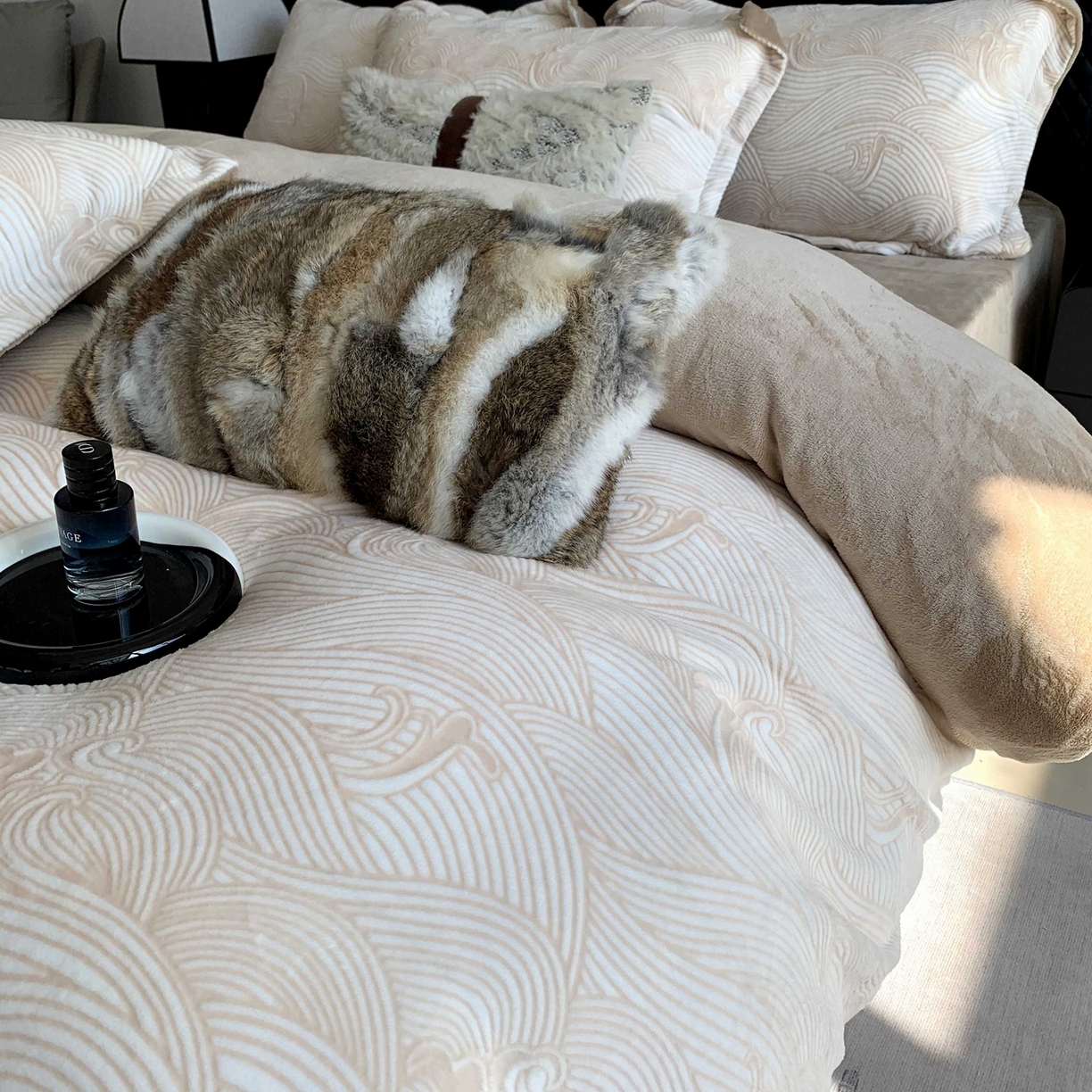 91家纺网 家纺一手货源 找家纺 莱豫家纺 2025秋冬新款加厚牛奶绒韩国雕花绒不静电不掉毛 云海咖