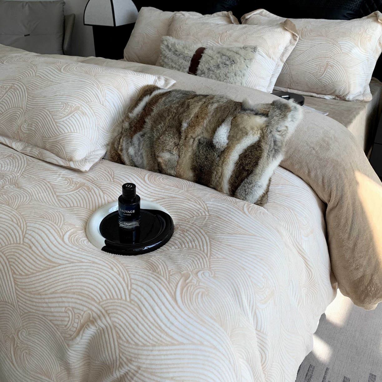 91家纺网 家纺一手货源 找家纺 莱豫家纺 2025秋冬新款加厚牛奶绒韩国雕花绒不静电不掉毛 云海咖