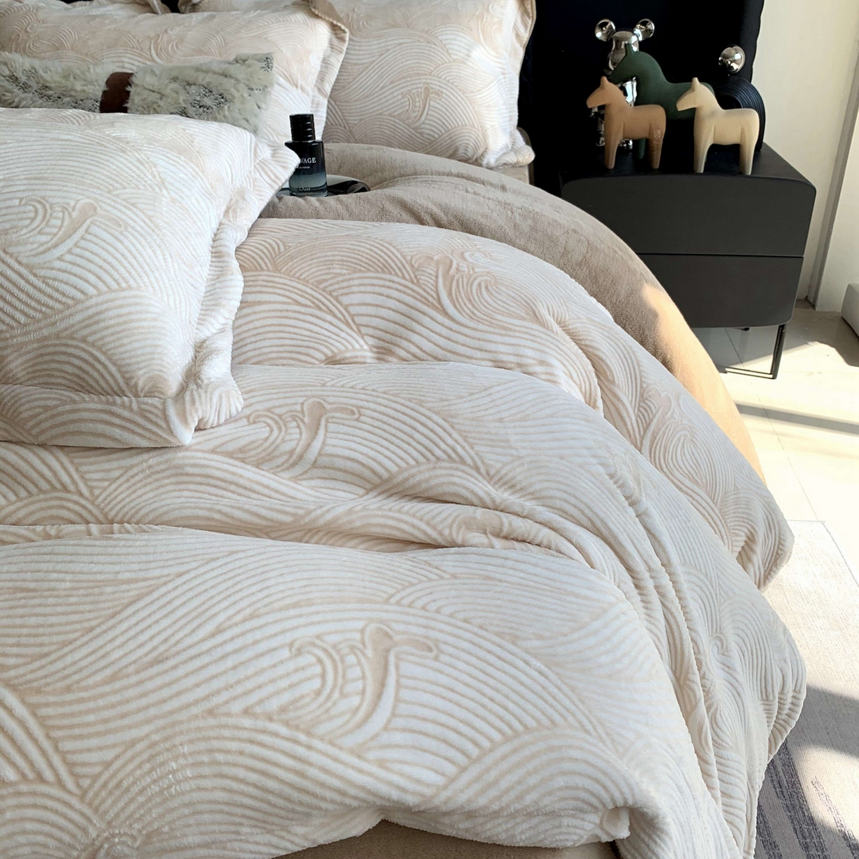 91家纺网 家纺一手货源 找家纺 莱豫家纺 2025秋冬新款加厚牛奶绒韩国雕花绒不静电不掉毛 云海咖