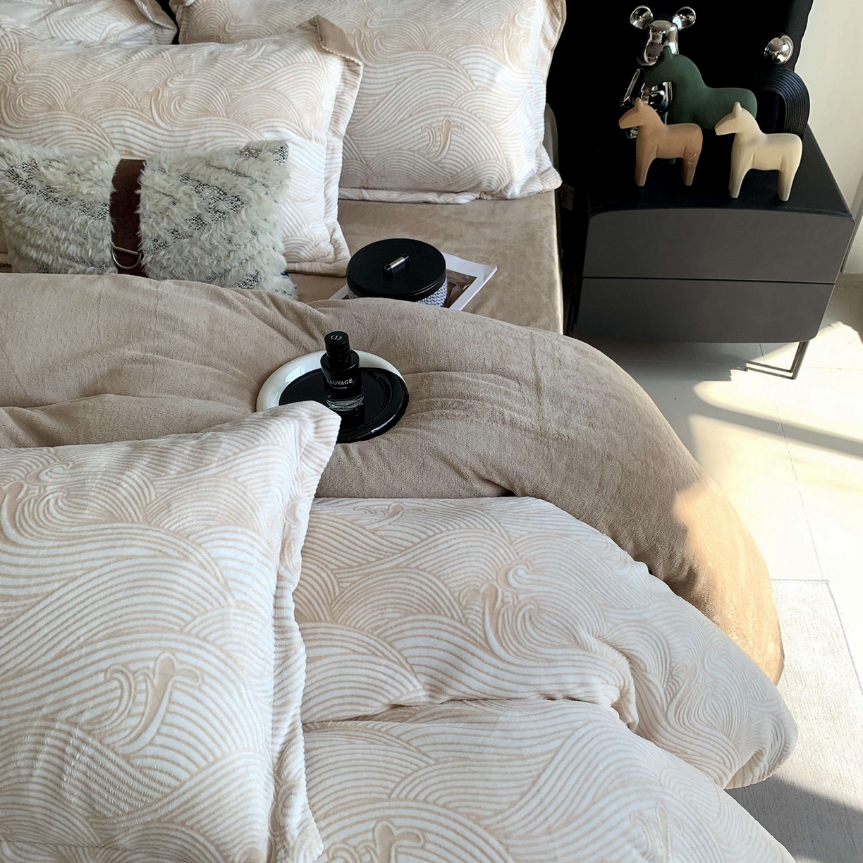 91家纺网 家纺一手货源 找家纺 莱豫家纺 2025秋冬新款加厚牛奶绒韩国雕花绒不静电不掉毛 云海咖